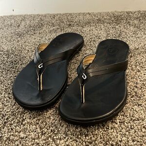 Olukai black leather flip flops size 8, like new